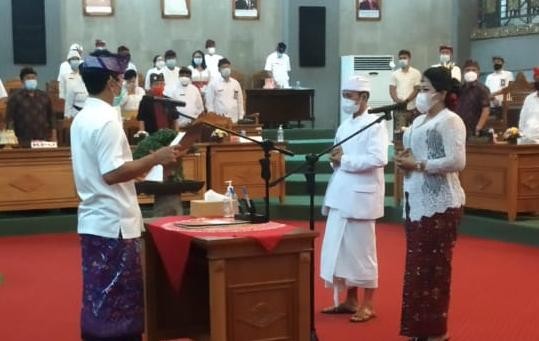 Dokumentasi dari - Pelantikan Sri Dewi Wahyuni PAW Gede Dana