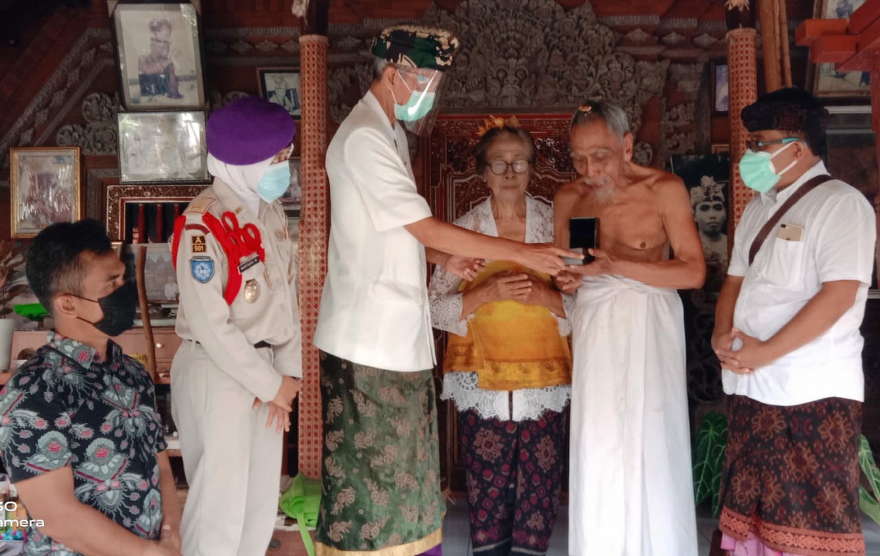 Dokumentasi dari - Penganugrahan Penghargaan MPB kepada Alm.Ida Pedanda Istri Mas