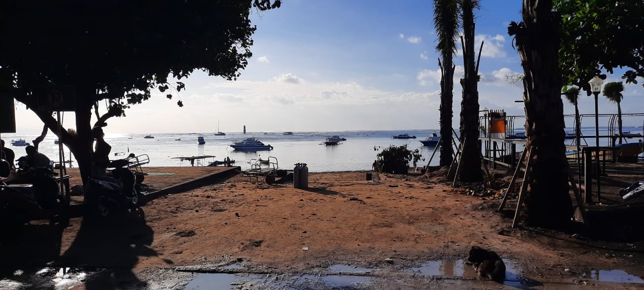Dokumentasi dari - Pantai Sanur Sepi Saat Banyu Pinaruh