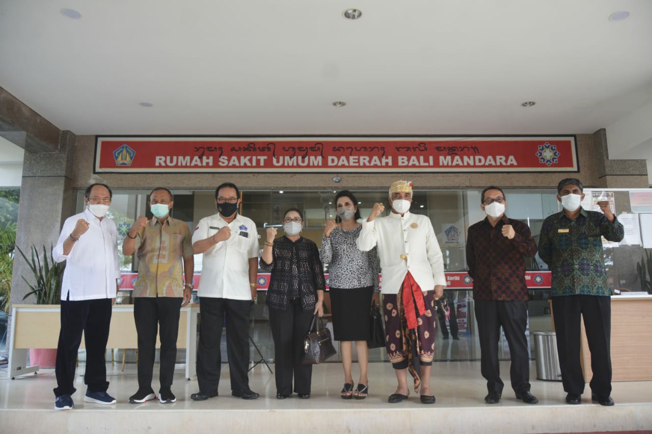 Dokumentasi dari - Mantan Gubernur Bali Dewa Made Beratha Ikuti Proses Vaksin Covid-19