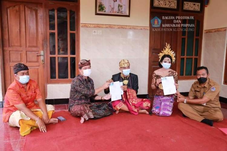 Dokumentasi dari - Bupati Klungkung Kundangan Sekaligus Serahkan Kawi Smara Pasangan Pengantin