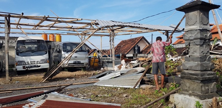 Dokumentasi dari - Angin Puting Beliung Porak Porandakan  Bangunan di Klungkung