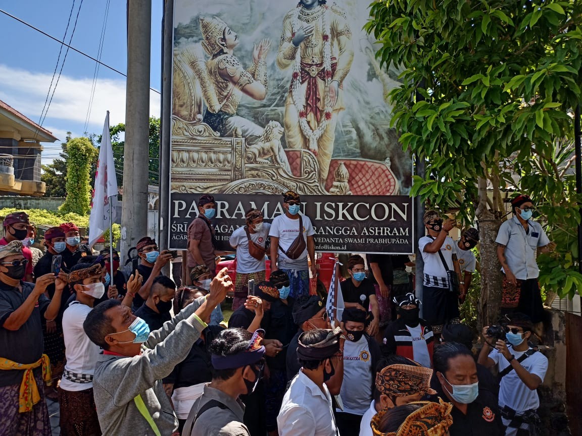 Dokumentasi dari - FKHB Pasang Spanduk Penutupan Pasraman Perkumpulan ISKCON di Indonesia 