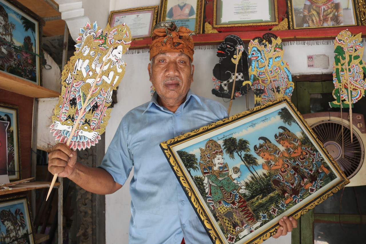 Dokumentasi dari - Ketut Sekar, Maestro Seni Lukis Wayang Kaca dari Buleleng