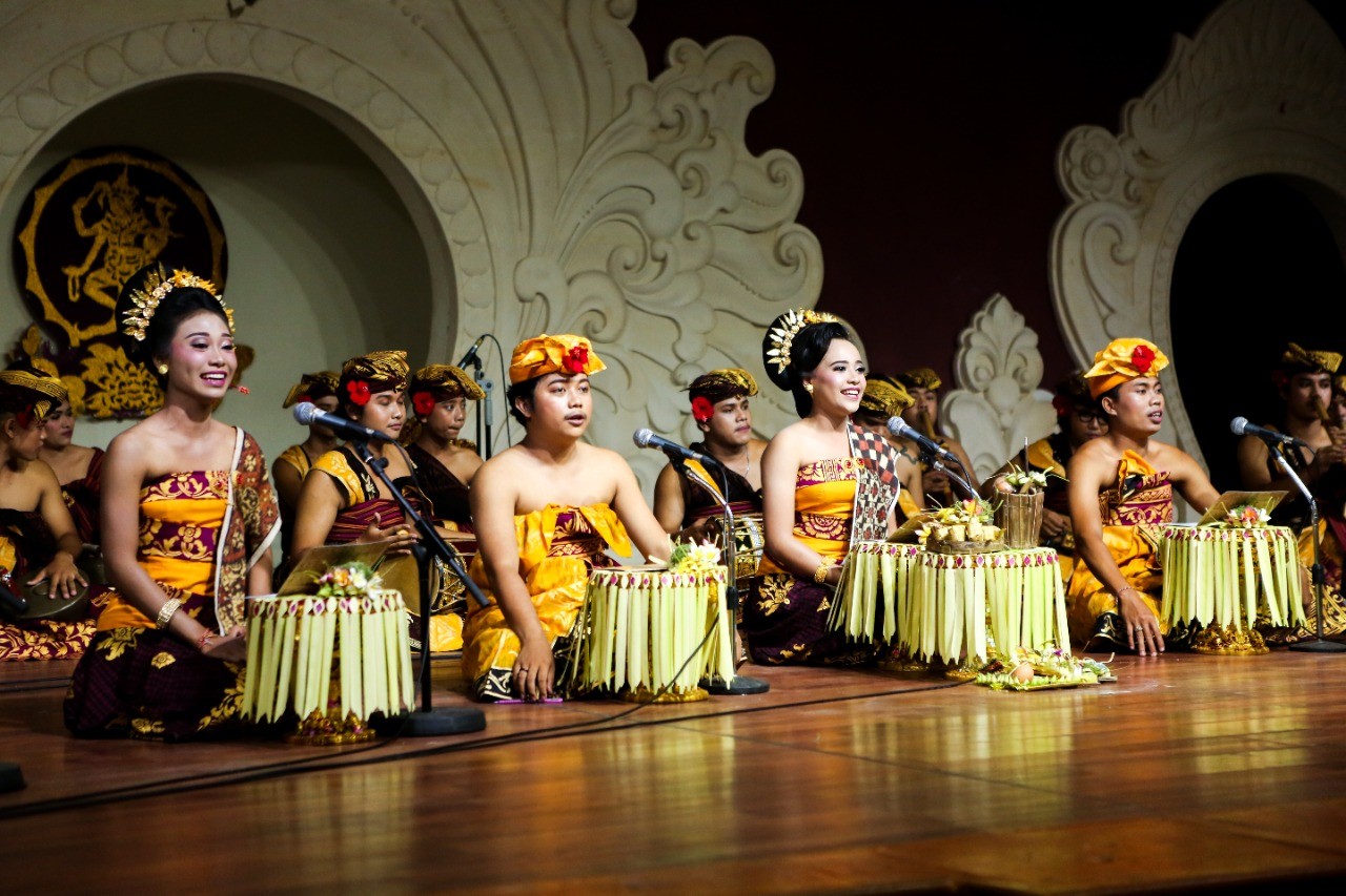 Dokumentasi dari - Penampilan Taman Penasar Sanggar Seni Kriya Sandhi Pukau Penonton PKB XLIII