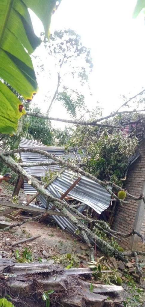 Dokumentasi dari - Angin Puting Beliung Terjang Wilayah Permukiman Warga Batu Bara