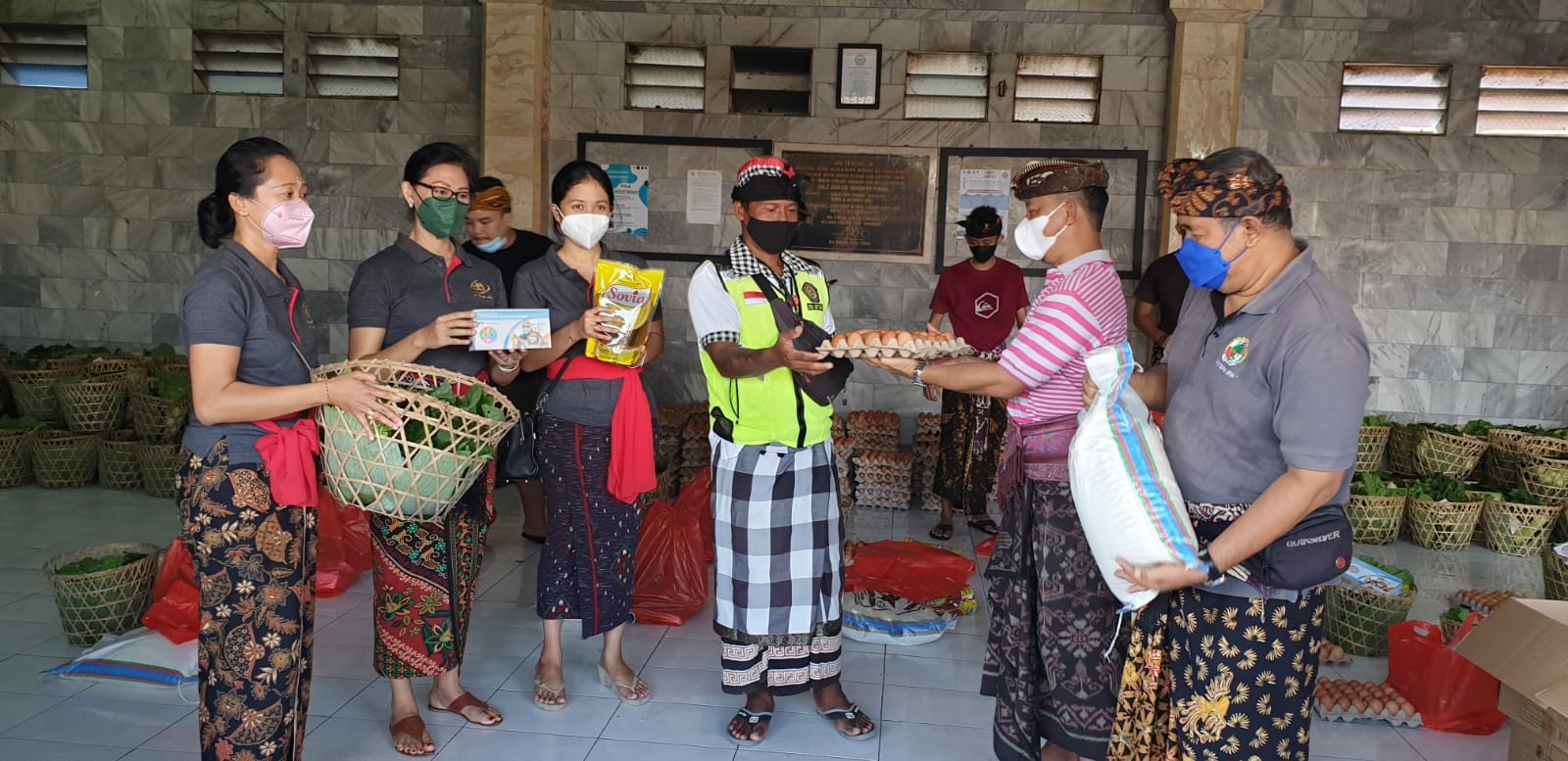 Dokumentasi dari - Kesetiakawanan PKK Banjar Buruwan Sanur Kaja Kembali Berikan Bantuan Sembako