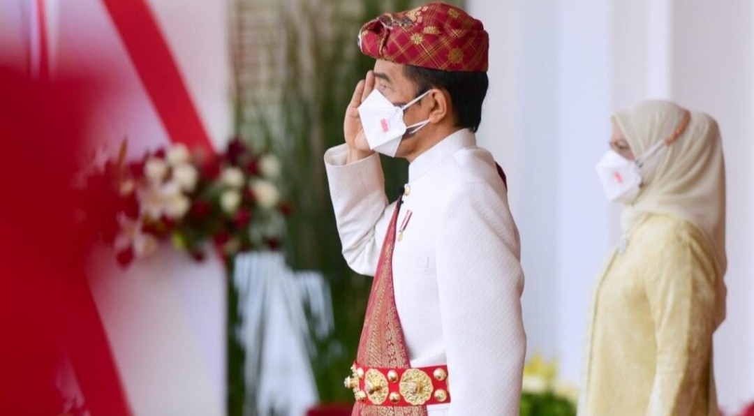 Dokumentasi dari - Pimpin Upacara Peringatan Proklamasi Kemerdekaan, Presiden Jokowi Kenakan Pakaian Adat Lampung
