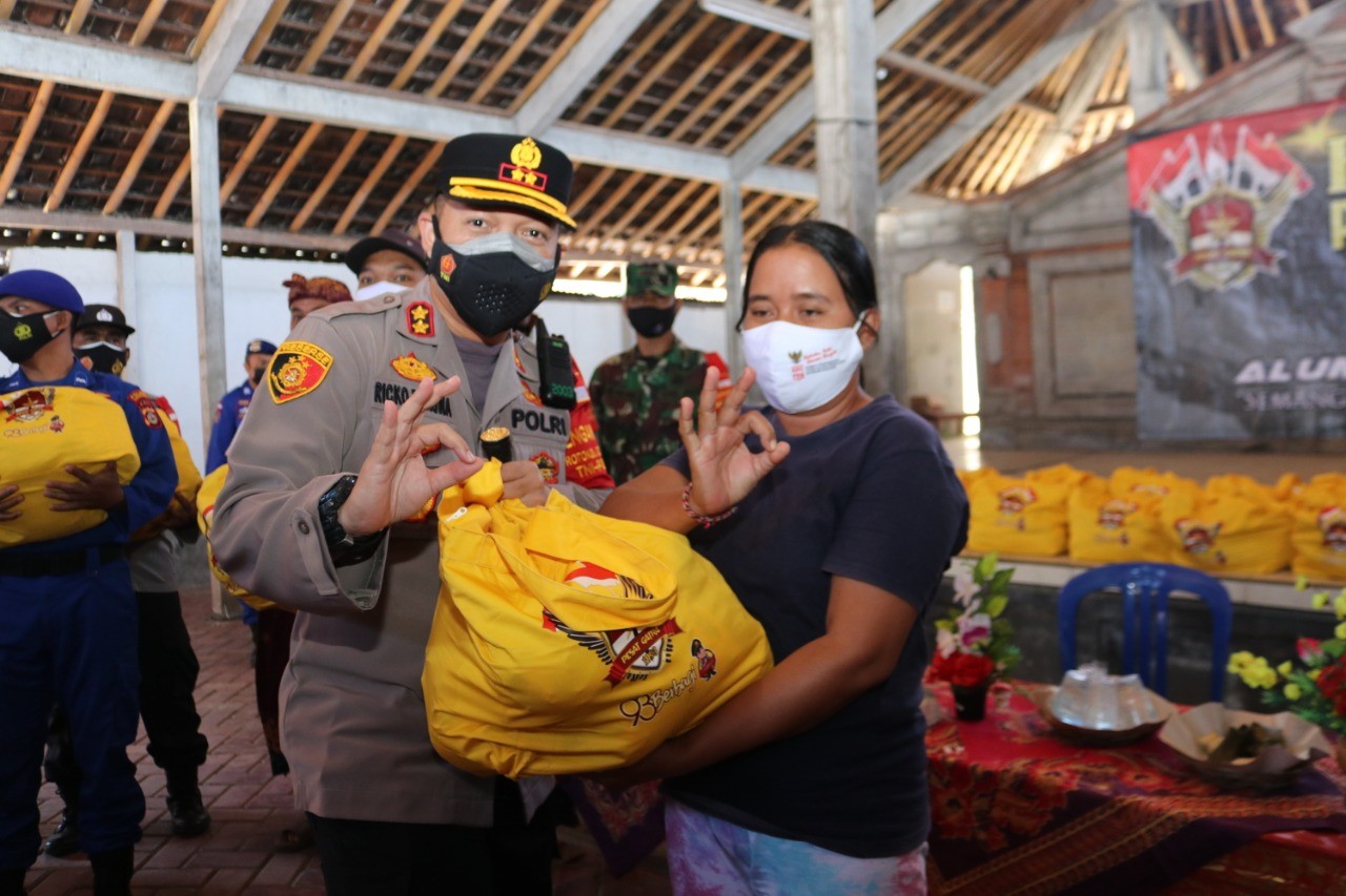 Dokumentasi dari - Alumni Akpol 93 Pesat Gatra Salurkan  Sembako ke Warga Terdampak Pandemi Covid-19