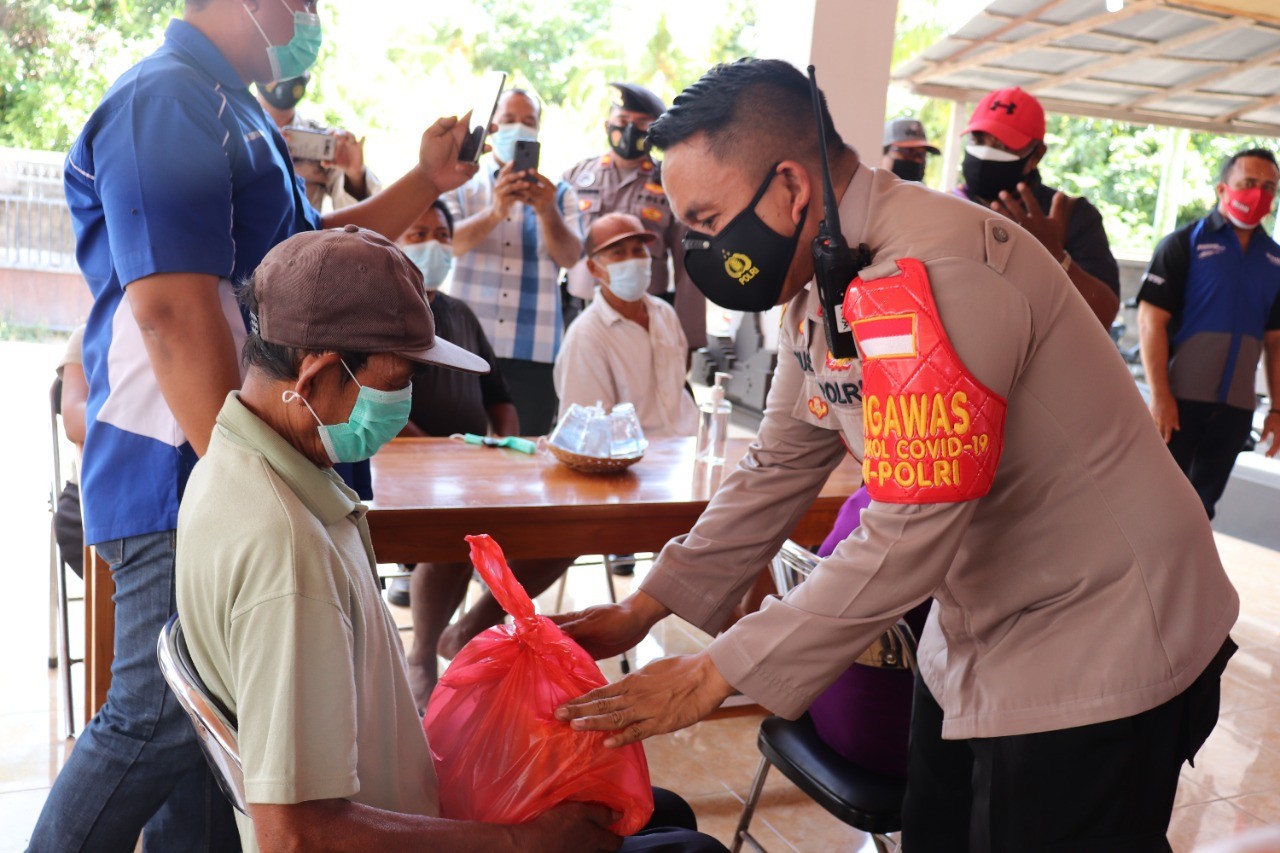 Dokumentasi dari - Masyarakat Terima 250 Paket Sembako Diserahkan Kapolres Buleleng 