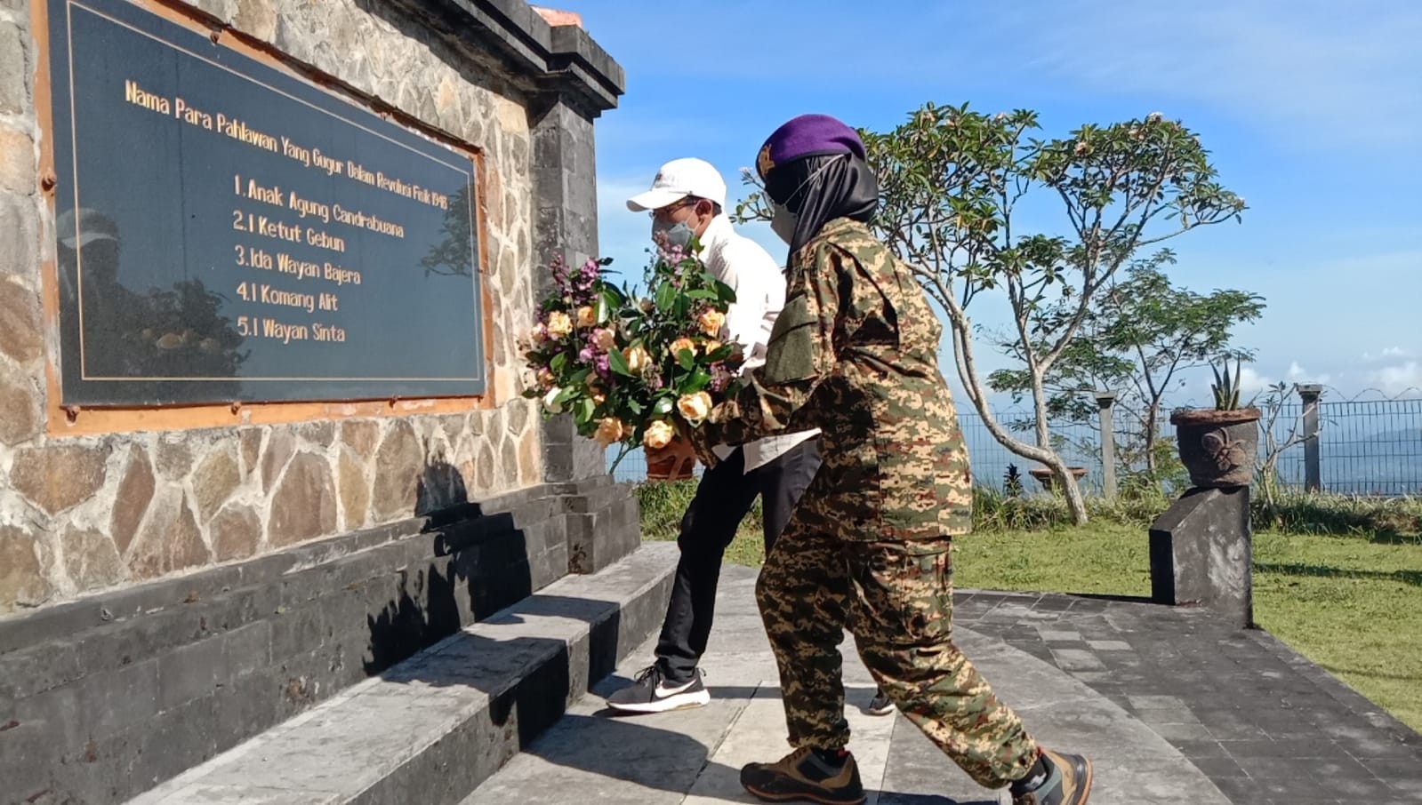 Dokumentasi dari - Peringatan HUT Ketiga, Atnews - Menwa Tabur Bunga ke Monumen Perjuangan Tanah Aron