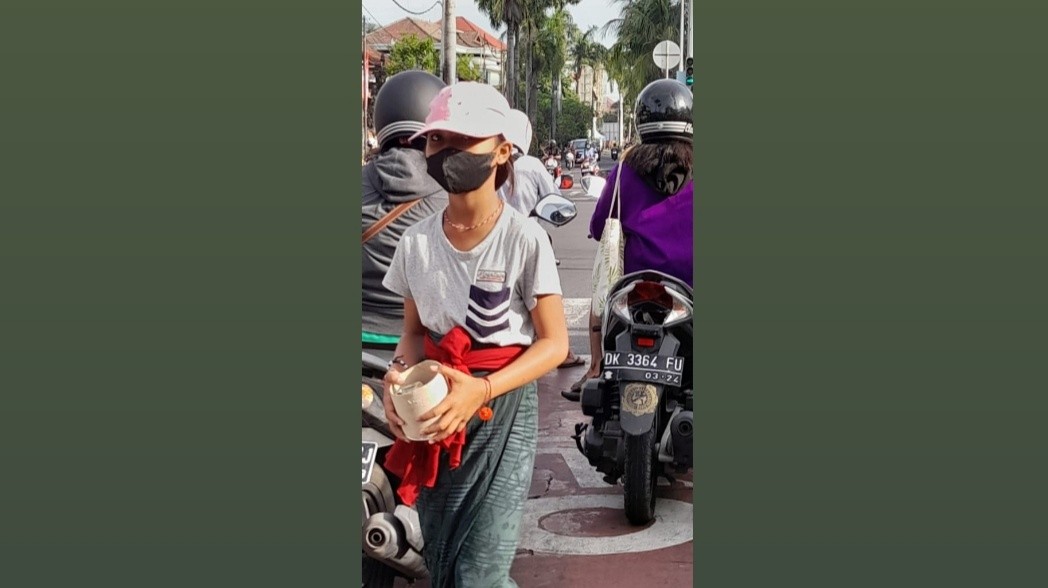 Dokumentasi dari - Pengemis dan Tukang Ngamen dengan Pakaian Dresta Bali, Fenomena Apa ini?