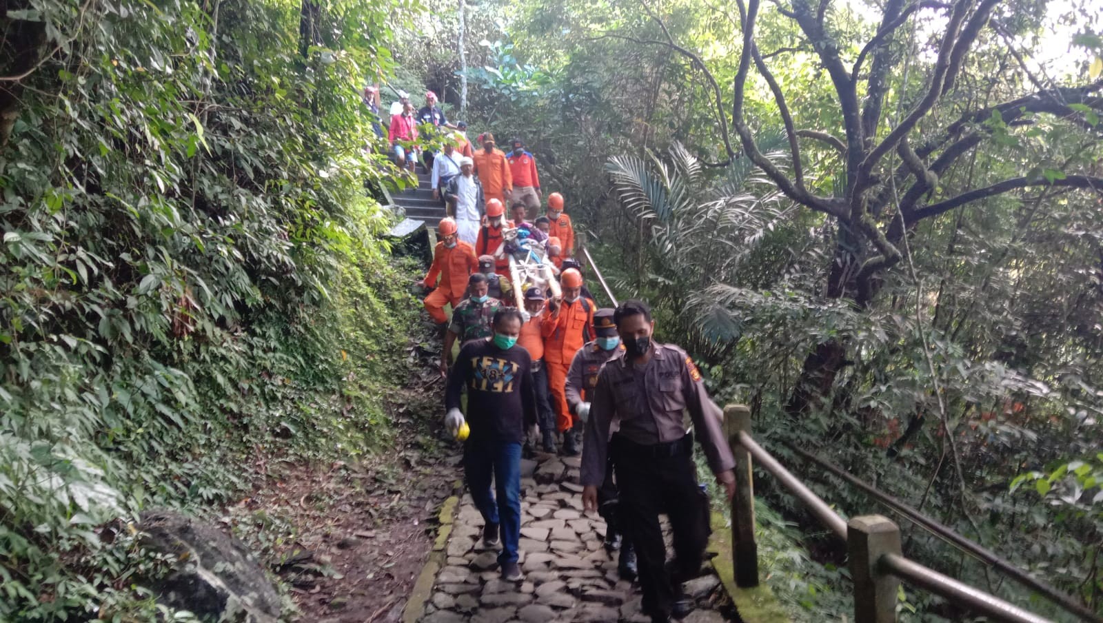 Dokumentasi dari - Mendaki Gunung Lempuyang, WNA Prancis Terpeleset Hingga Meninggal Dunia