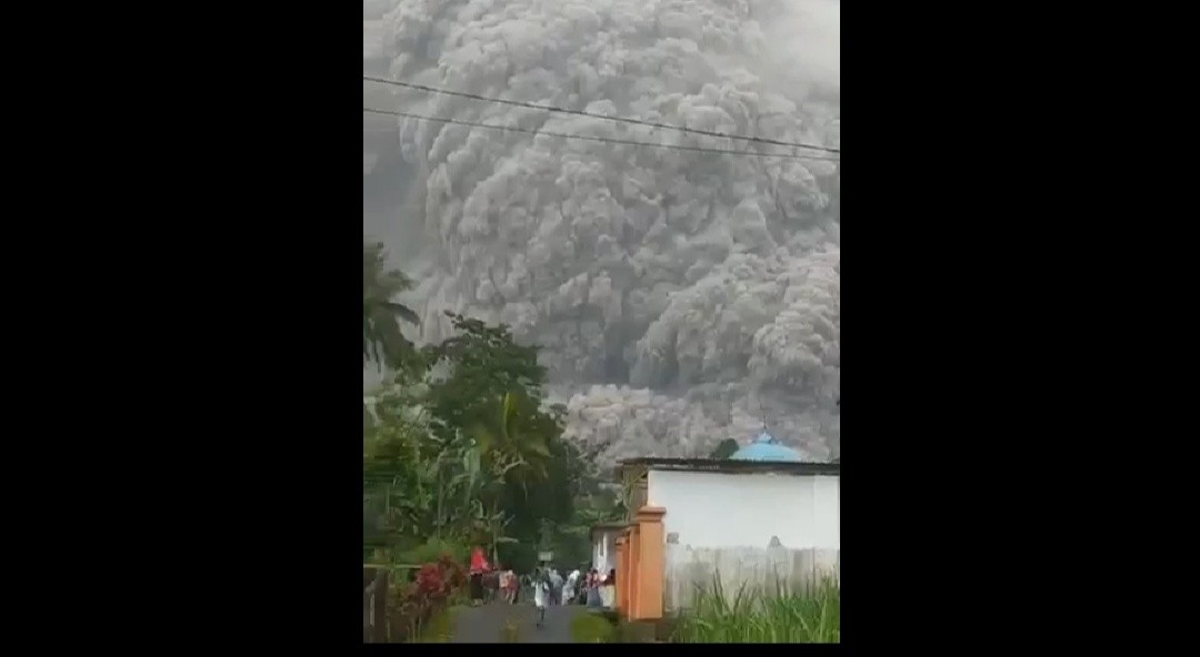 Dokumentasi dari - Sejarah Panjang Letusan Gunung Semeru