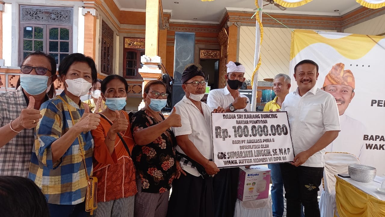 Dokumentasi dari - Sumarjaya Linggih Serahkan Bantuan CSR BUMN di Buleleng