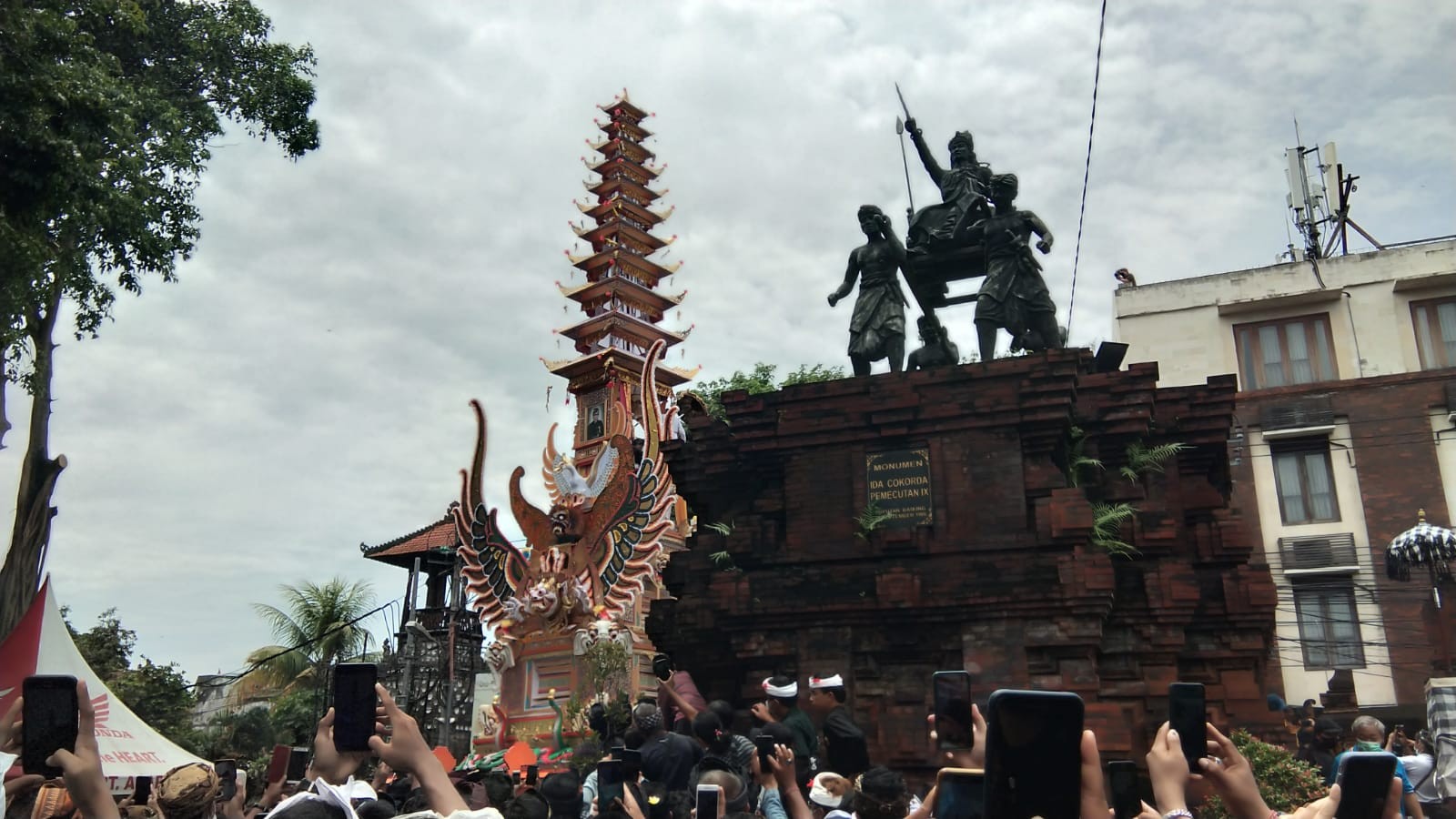 Dokumentasi dari - Raja yang Merakyat, Masyarakat Berbondong-bondong Saksikan Pelebon Ida Cokorda Pemecutan XI