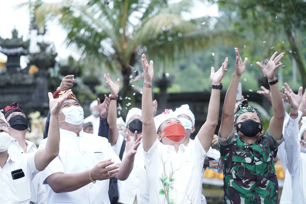 Dokumentasi dari - Bupati Gede Dana Lepas Ribuan Ikan dan Burung