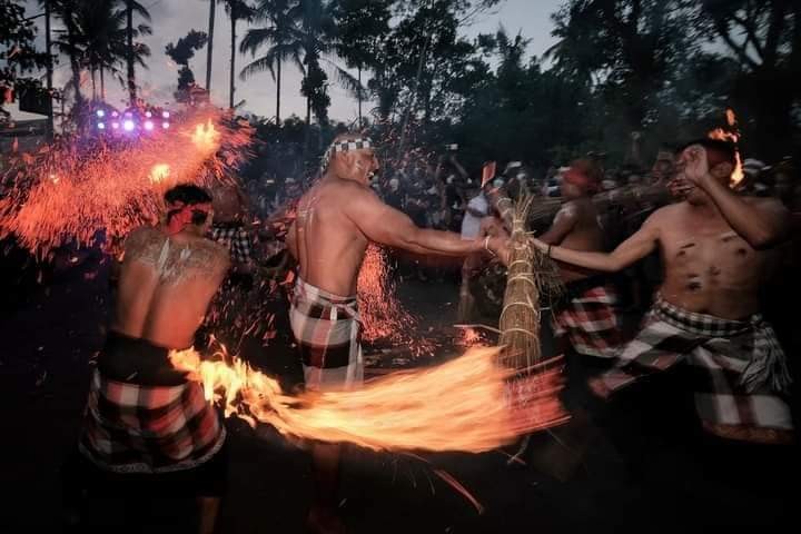 Dokumentasi dari - Tradisi Siat Api Netralisir Kekuatan Jahat di Desa Adat Duda