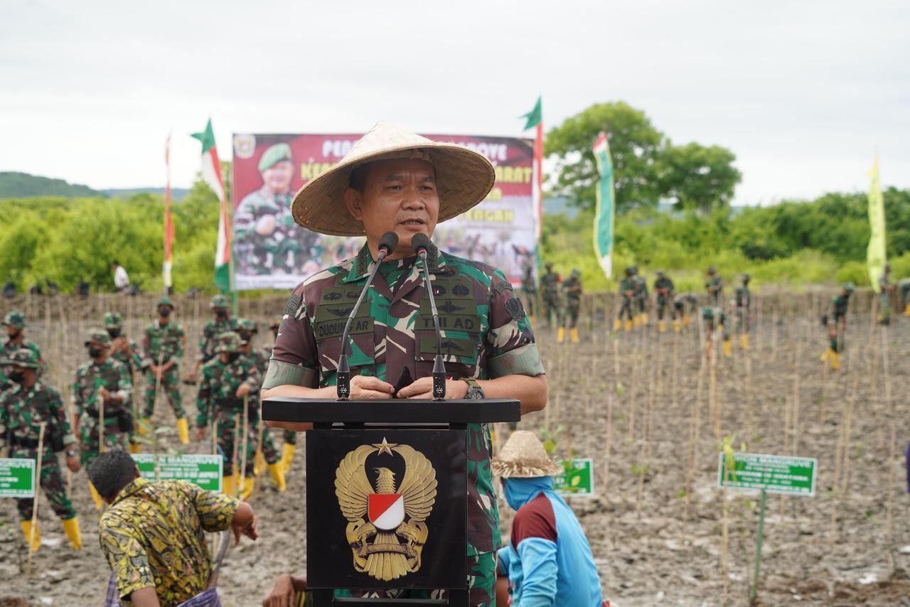 Dokumentasi dari - Pangdam IX/Udayana Dampingi Kasad Tanam Mangrove di Loteng
