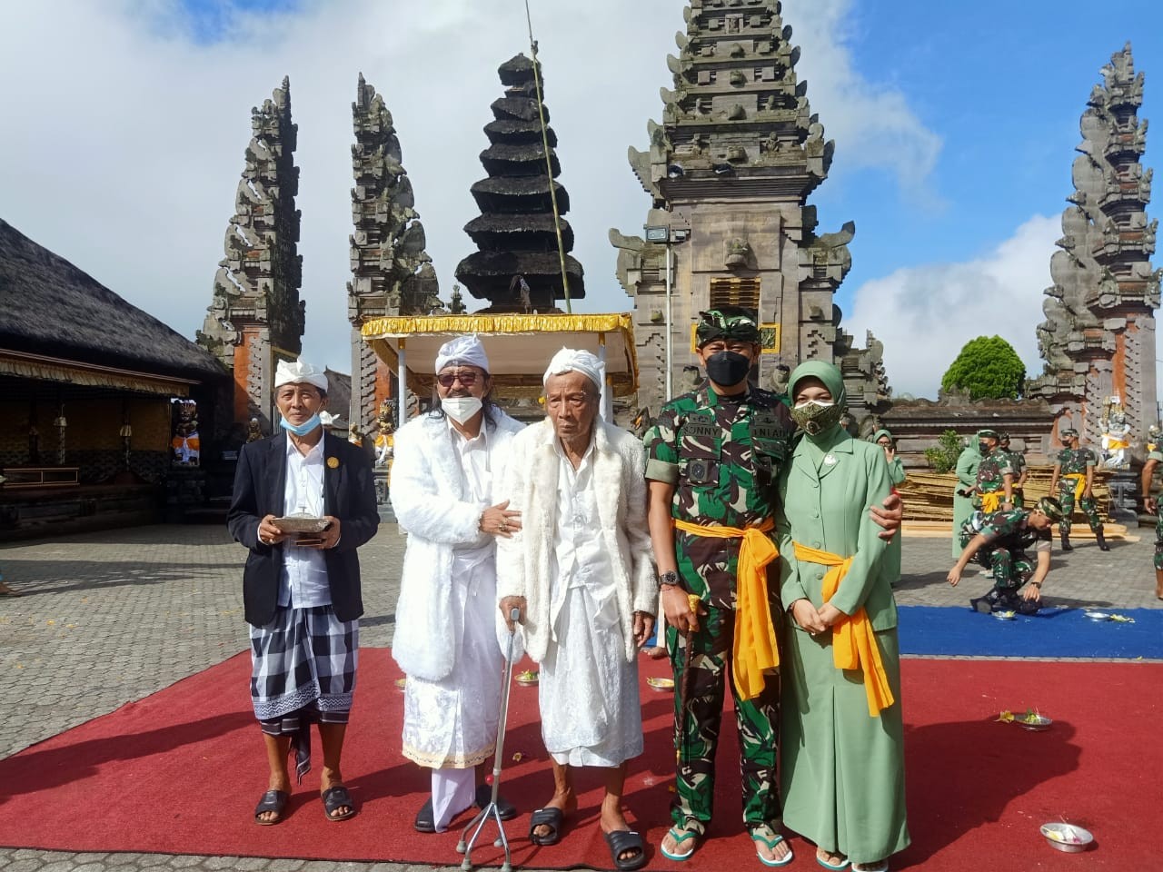 Dokumentasi dari - Pangdam IX/Udayana Laksanakan Persembahyangan di Pura Ulun Danu Batur 