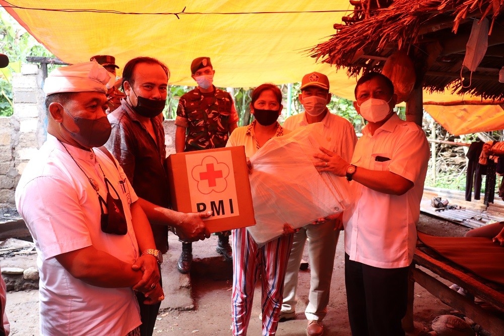 Dokumentasi dari - Wabup Sutjidra Serah­kan Bantuan kepada Korban Kebakaran Ruma