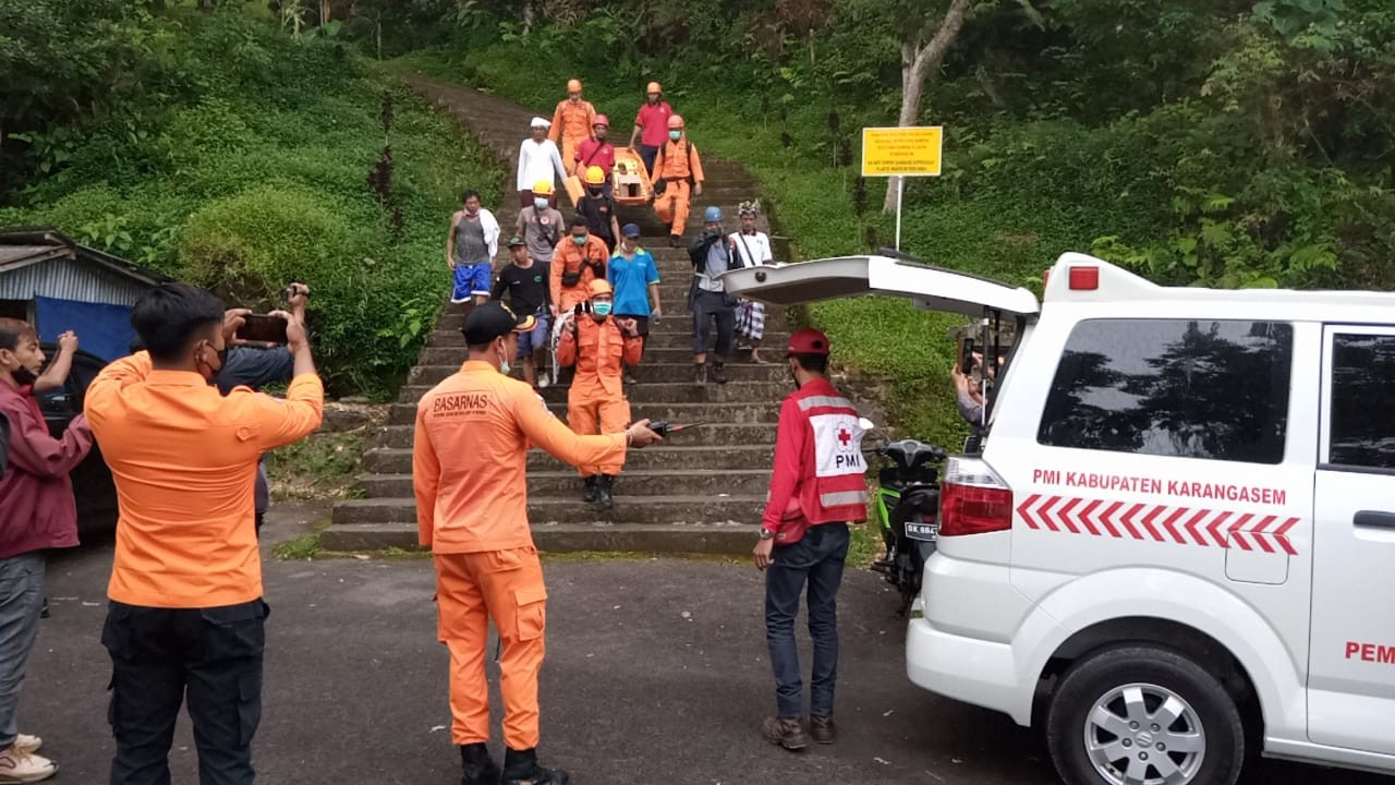 Dokumentasi dari - Warga Terpeleset Setelah  Persembahyangan di Pura Telaga Mas Pasar Agung