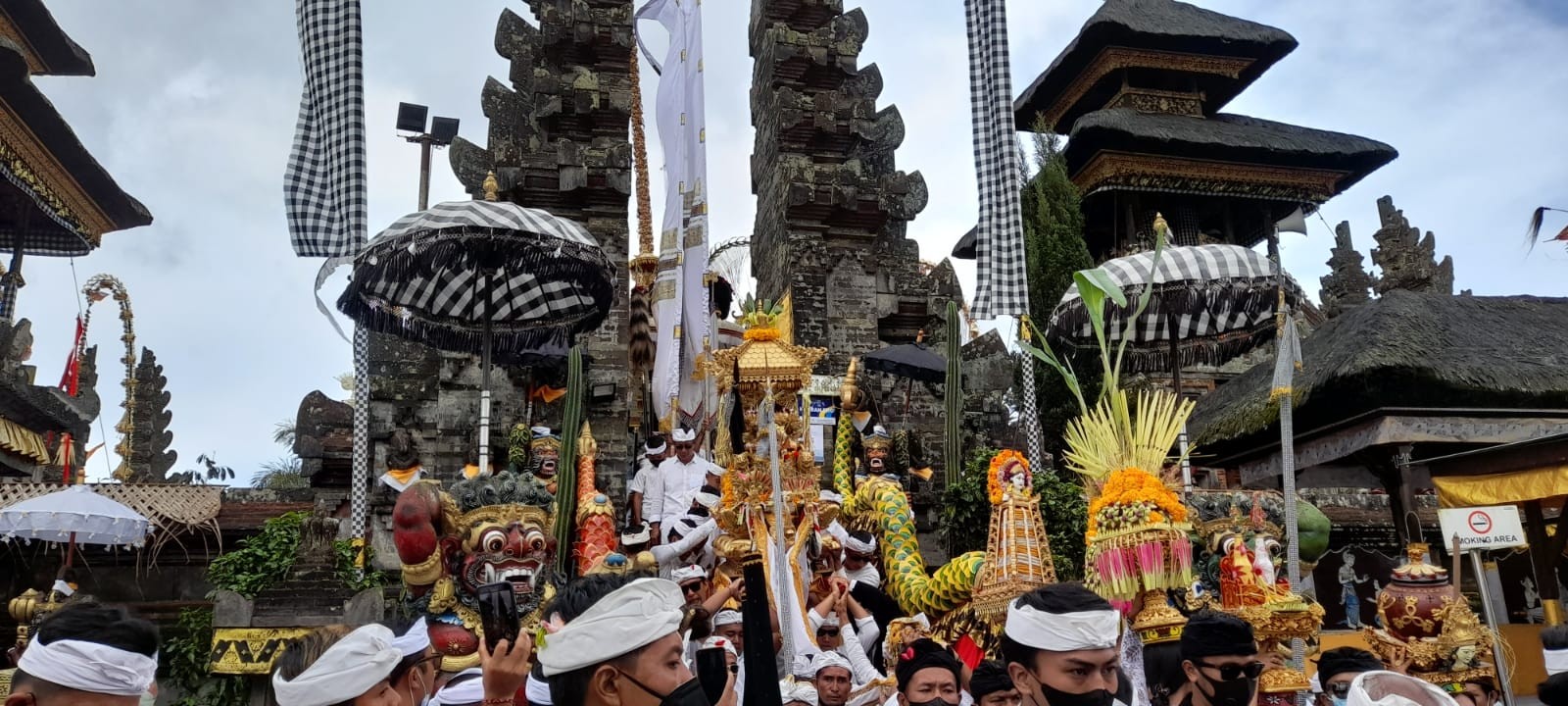 Dokumentasi dari - Krama Batur Iringi Mapepada Agung Puncak Karya Ngusaba Kadasa di Pura Ulun Danu Batur
