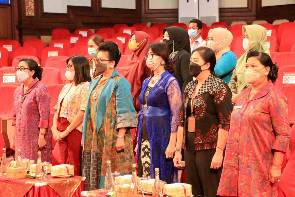Dokumentasi dari - PKK - IWAPI Bali Peragakan Busana  Kain Endek