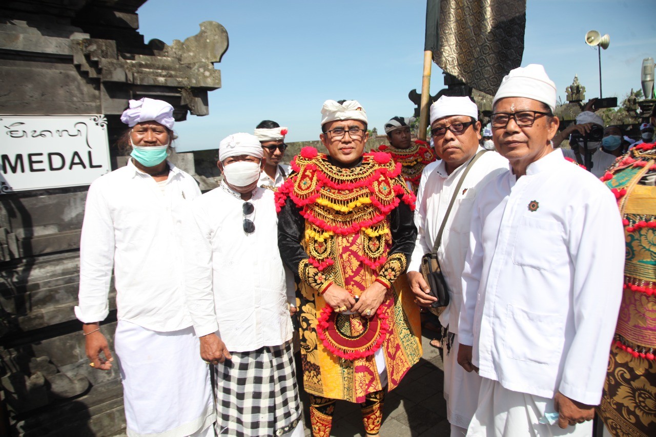 Dokumentasi dari - Walikota Jaya Negara Ngayah Topeng Wali di Pura Agung Besakih