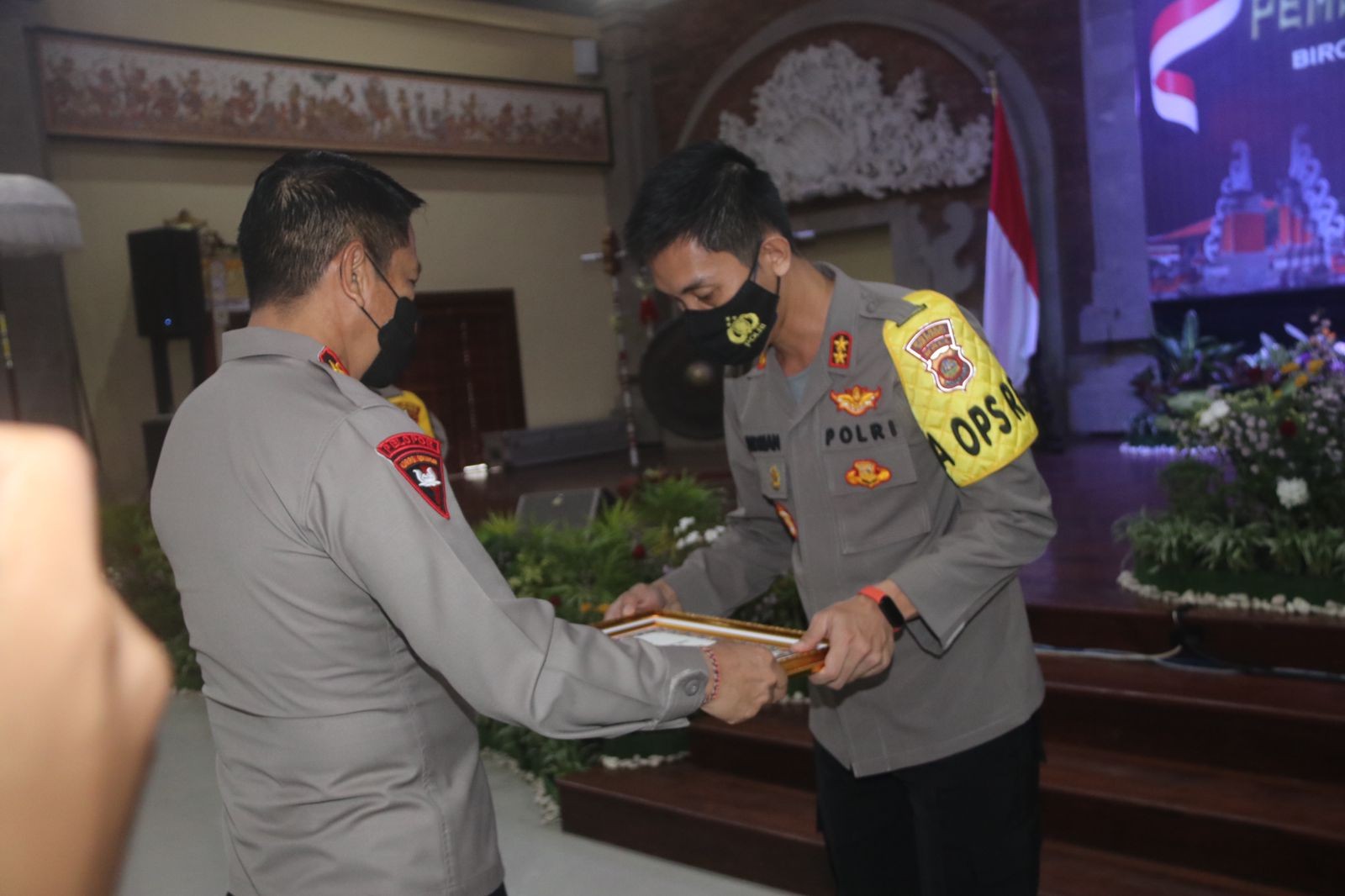 Dokumentasi dari - Kapolda Bali Serahkan Penghargaan Kepada Kapolres Buleleng