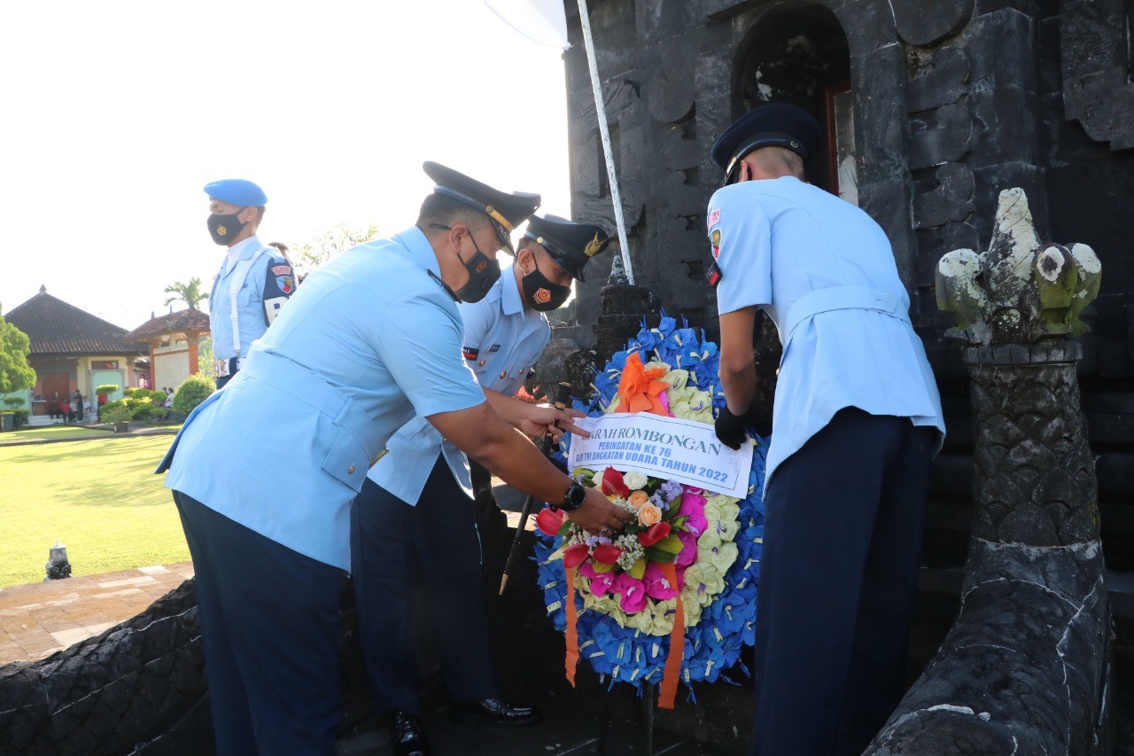 Dokumentasi dari - Peringatan Ke-76 HUT TNI AU, Lanud I Gusti Ngurah Rai Laksanakan Ziarah di TMP Pancaka Tirta