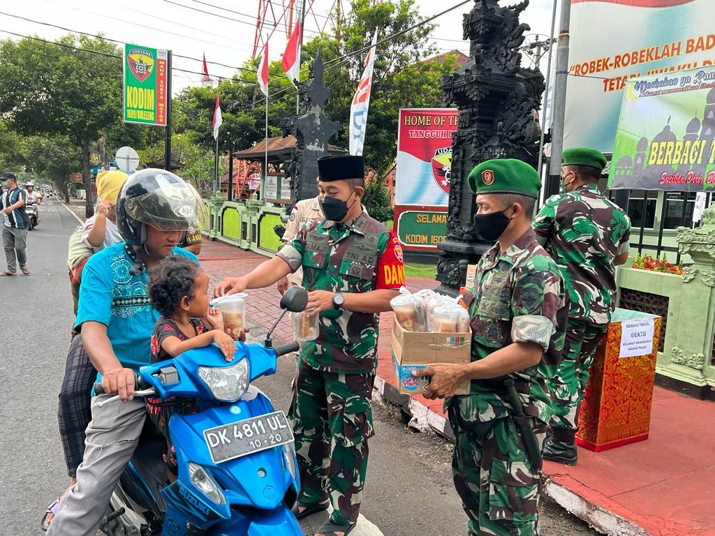 Dokumentasi dari - Kodim 1609/Buleleng Berbagi Takjil kepada Warga Masyarakat di Bulan Ramadhan