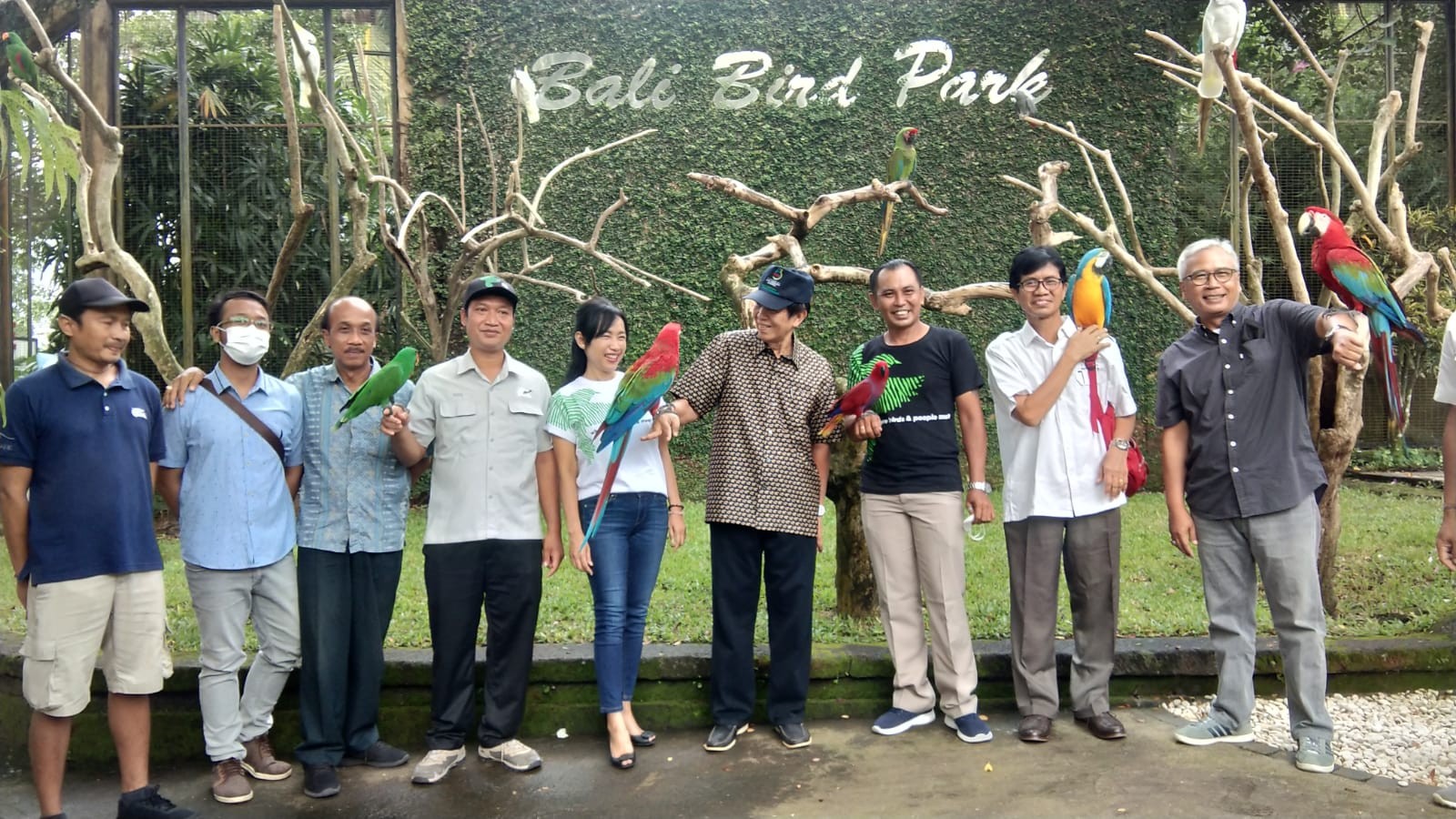 Dokumentasi dari - Mangku Pastika Apresiasi Manajemen Bali Bird Park Gigih Lestarikan Burung di Tengah Pandemi