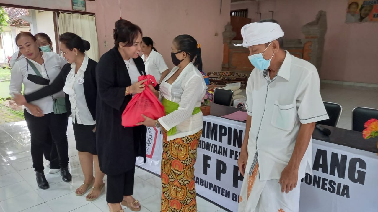 Dokumentasi dari - Sambut Hari Kartini, FPPI Buleleng Berbagi kepada Penghuni Panti Tresna Werda Jaramarapati