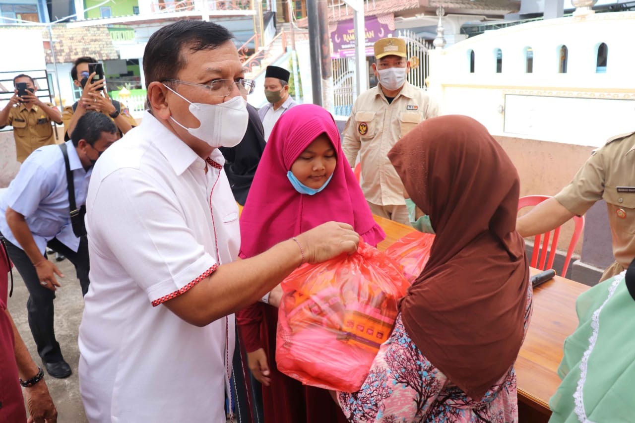 Dokumentasi dari - Wabup Buleleng Serah­kan Bantuan Sembako di Kelurahan Banyuas­ri