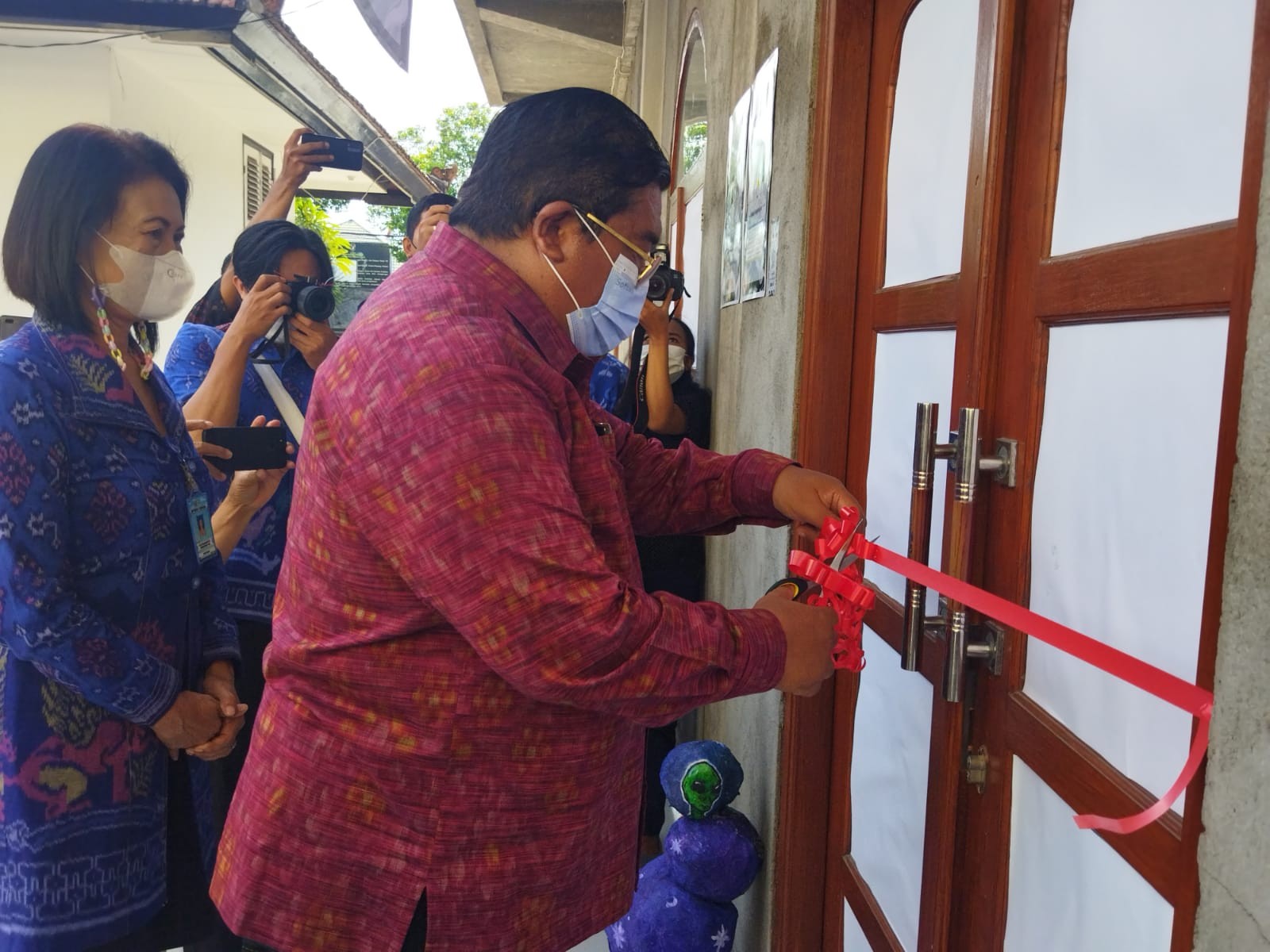 Dokumentasi dari - Bupati PAS Apresiasi Pameran Karya Seni dari SMP Negeri 1 Singaraja