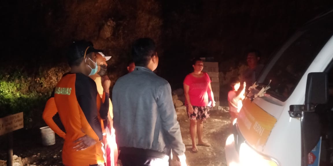 Dokumentasi dari - Empat Orang Terjebak Ombak Pasang di Pantai Gunung Payung