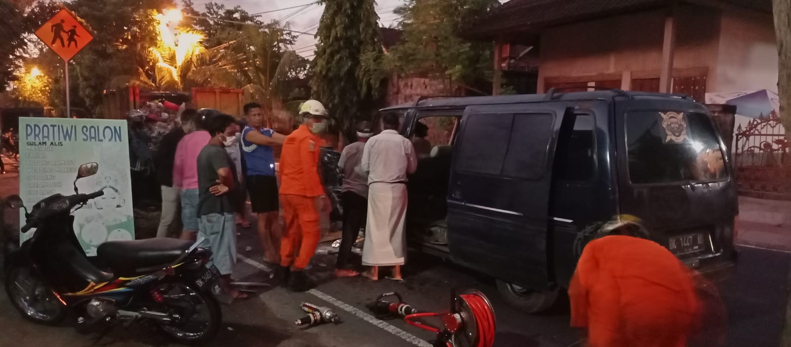 Dokumentasi dari - Tim SAR Selamatkan Korban Kecelakaan Tunggal di Jasri