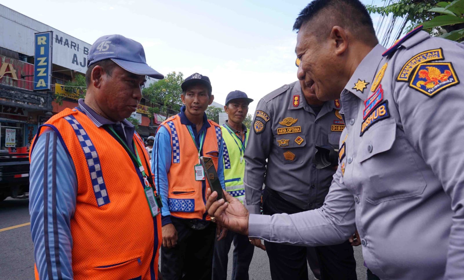 Dokumentasi dari - Maksimalkan PAD, Pem­kab Buleleng Terapkan Pembayaran Digital Retribusi Par­kir