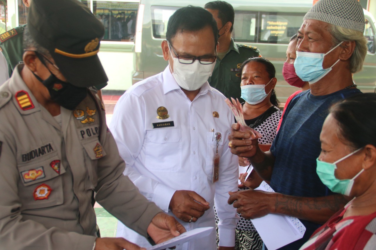 Dokumentasi dari - 4.000 PKL Terima BLT-MG dari Kodim 1609/Buleleng