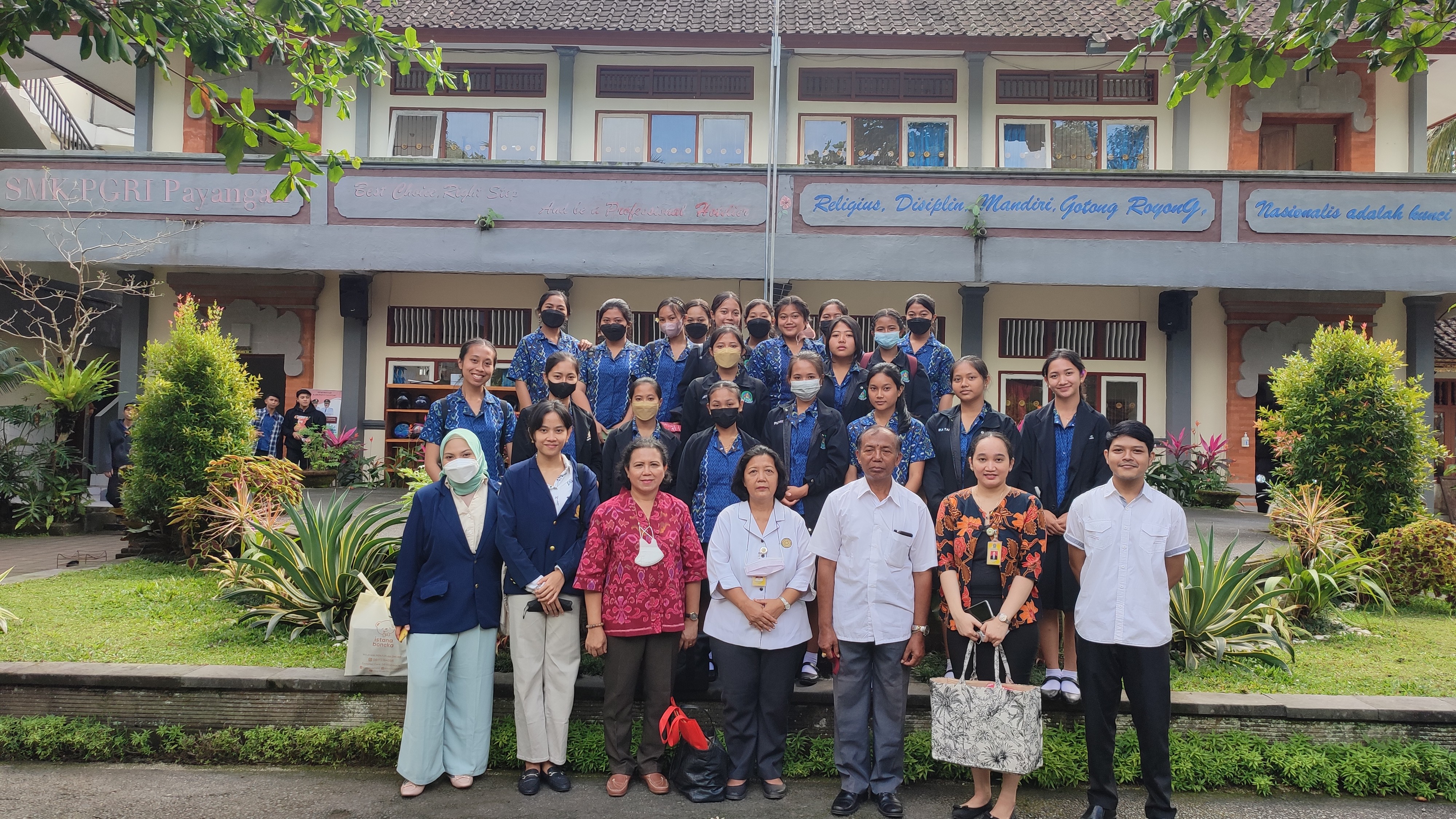 Dokumentasi dari - Prodi Sastra Inggris Unud lakukan Pengabdian di SMK PGRI Payangan