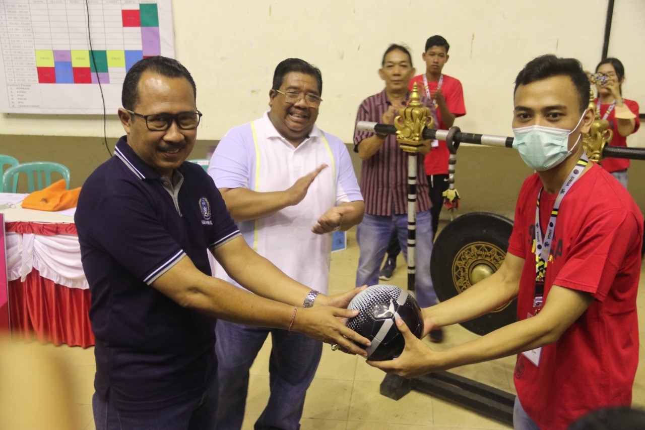 Dokumentasi dari - Bupati Buleleng Membuka  Singa Buleleng Futsal Turnament SMA/SMK Se-Bali