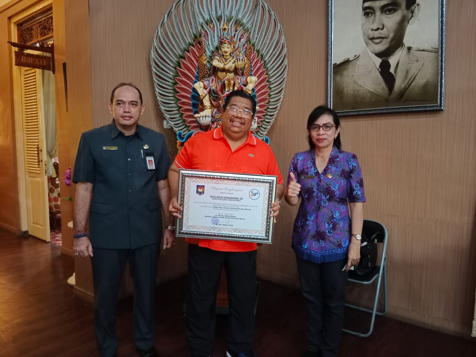 Dokumentasi dari - Bupati Buleleng Terima Piagam Penghargaan dari Dirjen Polpum Kemendagri 