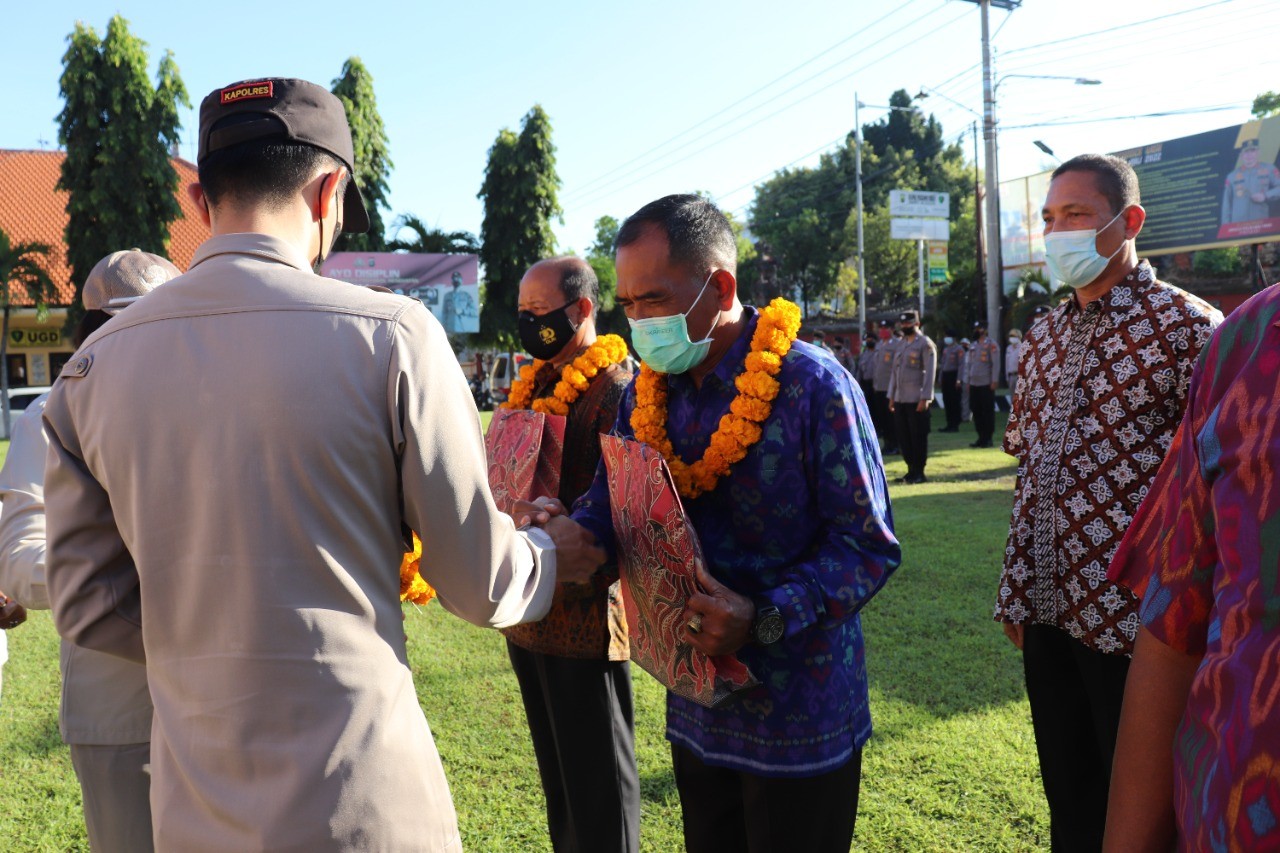 Dokumentasi dari - 19 Personel Polres Buleleng Melaksankan Wisuda Purnabakti