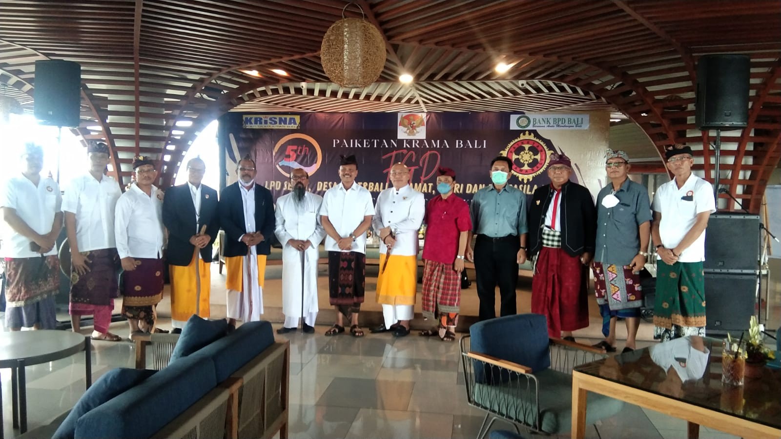 Dokumentasi dari - FGD: Cari Solusi LPD Bermasalah, Sekda Bali Hadiri HUT ke-5 Paiketan Krama Bali