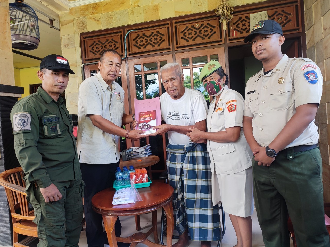 Dokumentasi dari - GK Serahkan Buku MPB dan Menwa kepada Ketua LVRI Buleleng