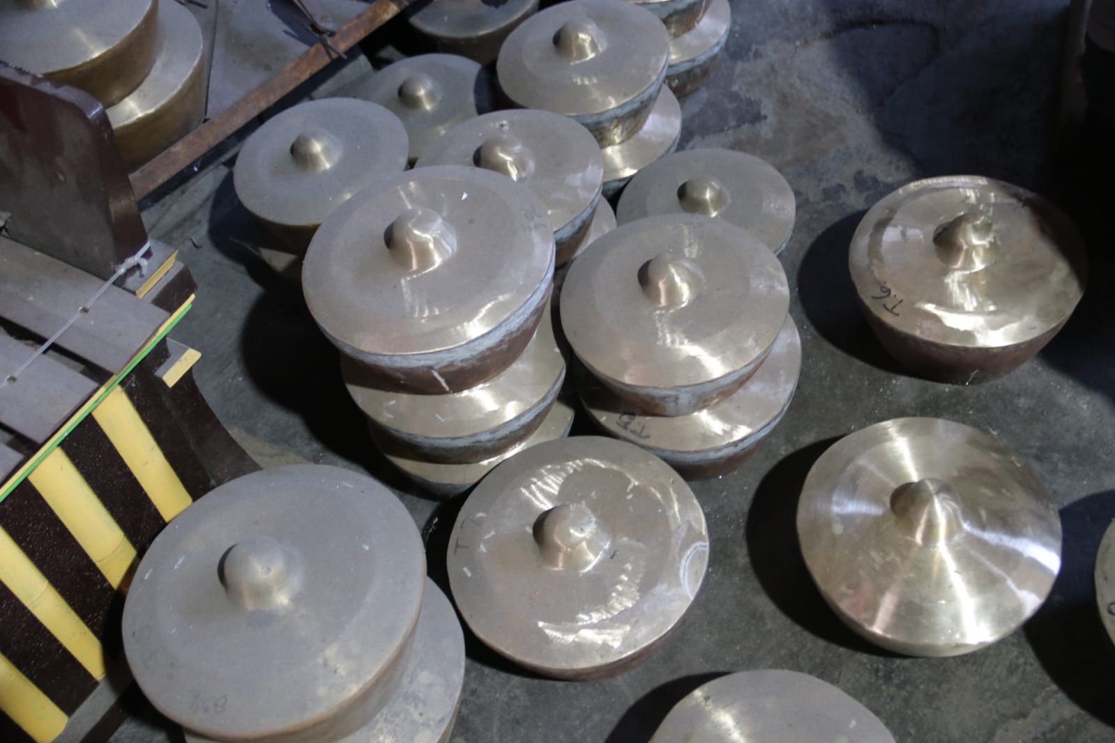 Dokumentasi dari - Desa Sawan Memiliki Potensi Pengrajin Pembuat Gong