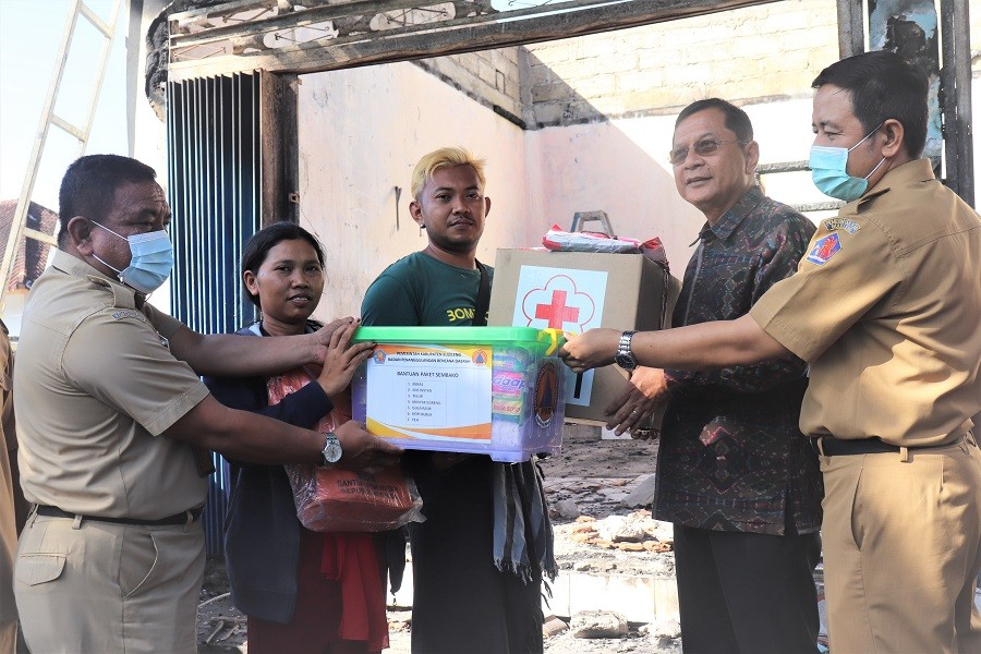Dokumentasi dari - Wabup Sutjidra Serah­kan Bantuan Pada Kor­ban Kebakaran di San­ggalangit