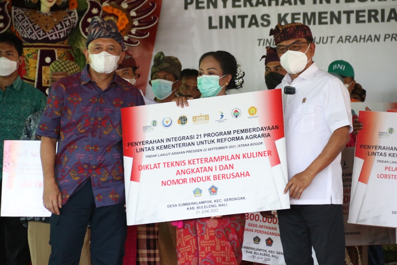 Dokumentasi dari - Masyarakat Sumberklampok Terima Bantuan Lintas Kementerian Mencapai 10 Miliar