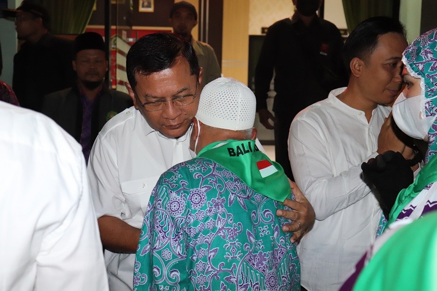 Dokumentasi dari - Sebanyak 44 Ca­lon Jemaah Haji Bule­leng Dilepas Wakil Bupati Buleleng